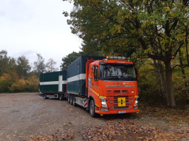 Vrachtwagen met laadkraan (55T/M) achteraan